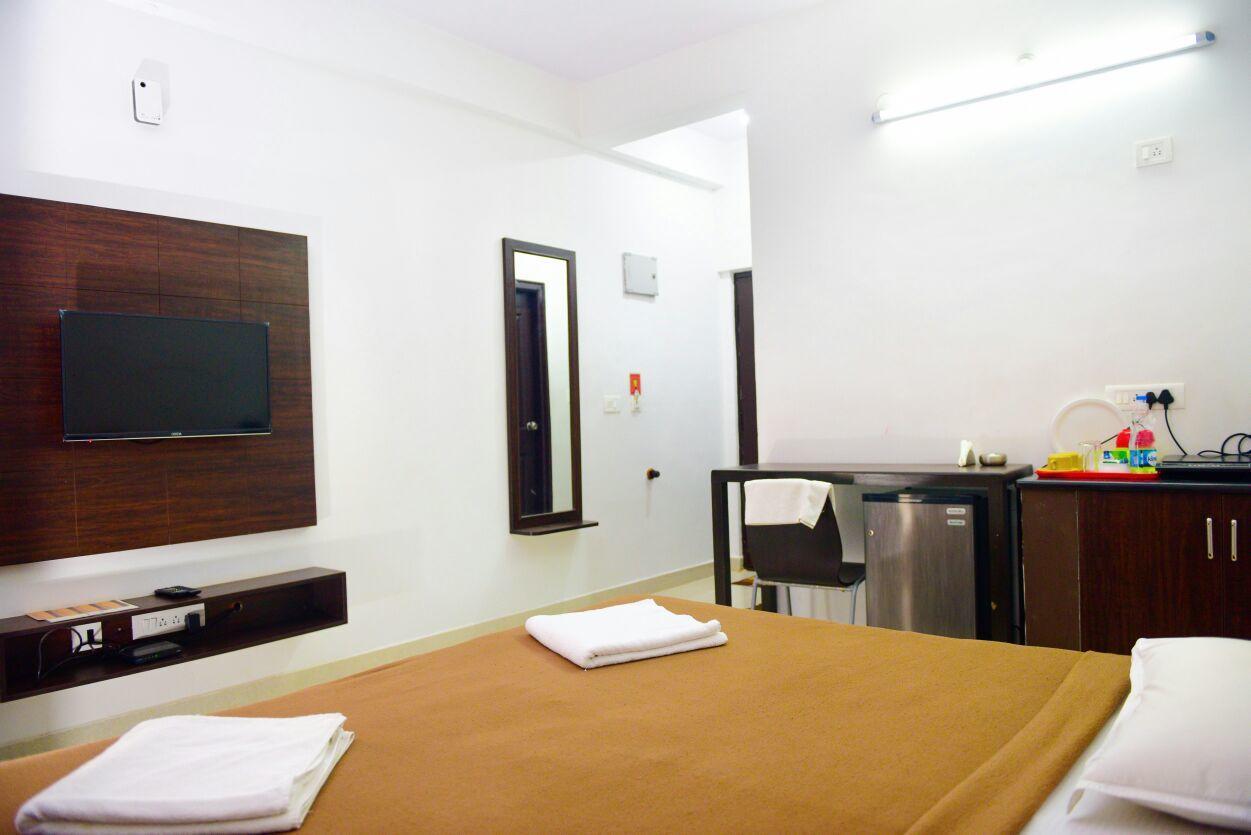 Varsha Enclave- Trinity House Aparthotel Mysore Bagian luar foto